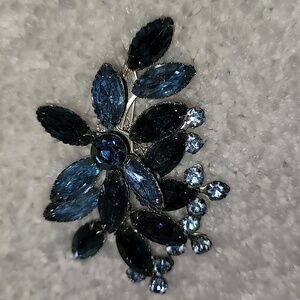 Vintage Dark & Light Blue Crystal Floral Flower Design Brooch Silvertone Setting